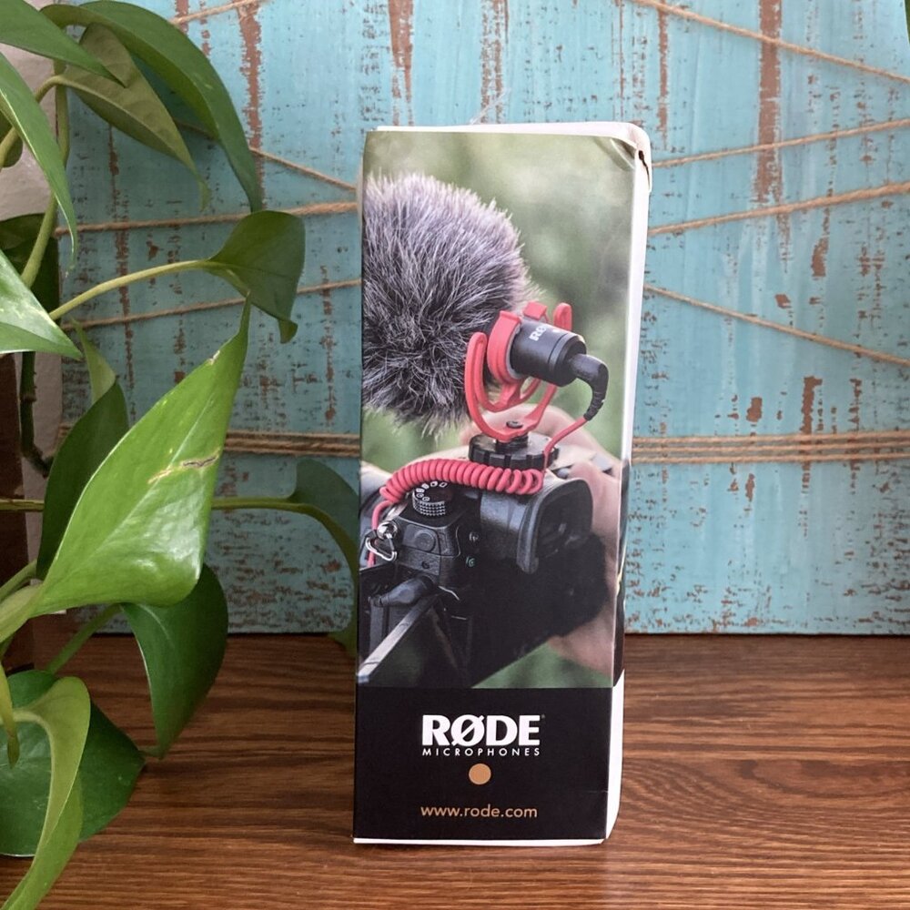 Rode VideoMicro Compact On-Camera Microphone with Rycote Lyre Shock Mount, Auxil - Picture 3 of 8